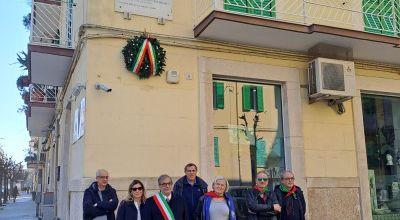 Corona di alloro in ricordo del Capitano Manfredi Azzarita
