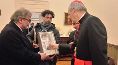 Al cardinale Zuppi un dono che racconta di don Tonino