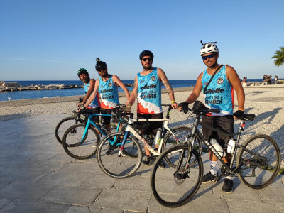 I ciclisti della solidarietà a Molfetta. Pedalare per sconfiggere i tu...