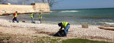 Pulizia spiagge. Al lavoro gli operatori Asm