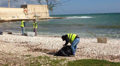 Pulizia spiagge. Al lavoro gli operatori Asm