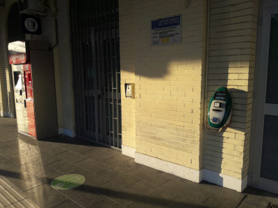 Rimosse dai muri della stazione scritte incivili e lesbofobiche