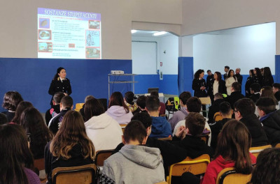 La Polizia locale a scuola per parlare ai giovani di dipendenze pericolose