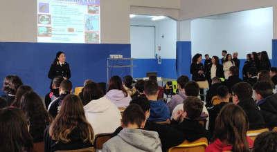 La Polizia locale a scuola per parlare ai giovani di dipendenze pericolose