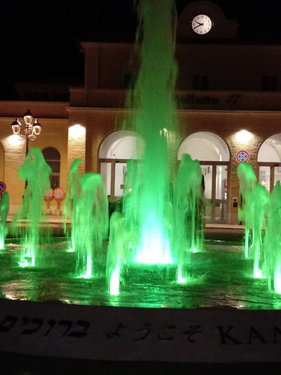 Palazzo Giovene e la fontana di piazza Aldo Moro si illuminano di verde