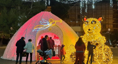 Aria di festa in centro. Shopping a suon di musica tra vetrine addobbate, cas...