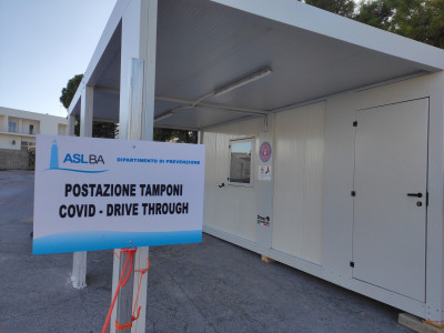 Tamponi con il Drive through all'ospedale di Molfetta