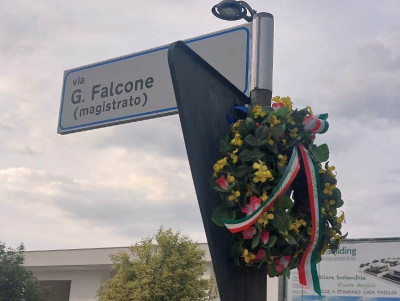 Un gesto di memoria e impegno civile: una corona di fiori in ricordo della st...