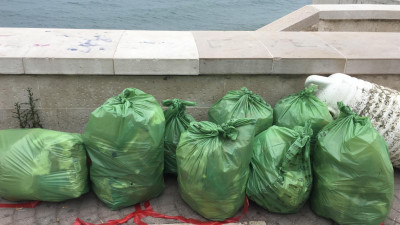 Puliscono la spiaggia dopo un post su Facebook, Minervini : “Esempio po...