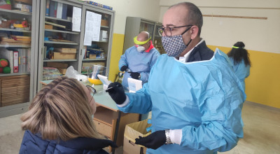 Tamponi nelle scuole, modello replicato in altre città. Oggi un positi...