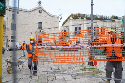 Semplicità, tradizione e armonia storica. Iniziati i lavori a Piazza M...