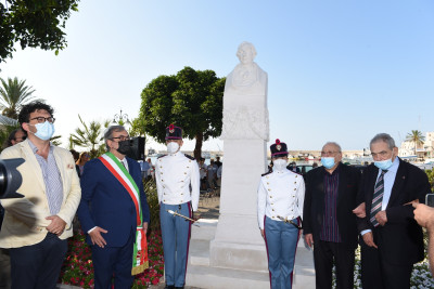 Inaugurata la stele di Giuseppe Saverio Poli dello scultore Mauro Mezzina