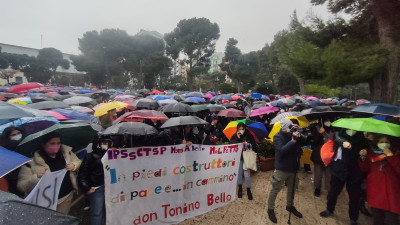 Marcia della Pace, centinaia di studenti sfilano sotto la pioggia contro la g...