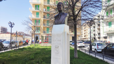 Ripulito il busto di Aldo Moro. Minervini: “Così manteniamo vivo...