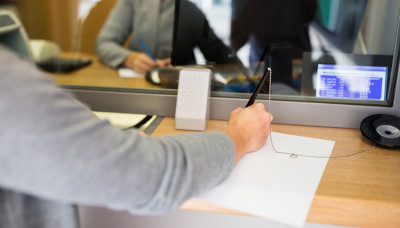 Assembramento in banca per la riscossione dei buoni libro, interviene Minervi...