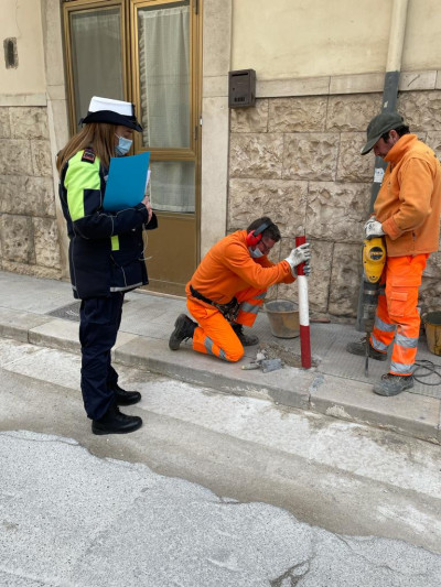 Archetti parapedonali e paletti dissuasori abusivi. Al via la rimozione