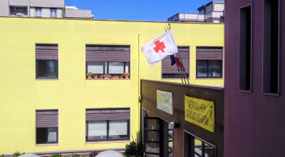 La Bandiera della Croce Rossa sventola sulla sede comunale di Lama Scotella