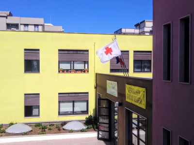 La Bandiera della Croce Rossa sventola sulla sede comunale di Lama Scotella