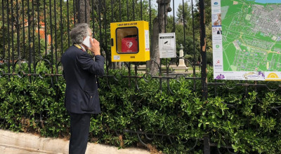 Ruba il defibrillatore di piazza Garibaldi. Poi lo rimette a posto. Il sindac...