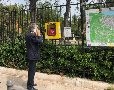 Ruba il defibrillatore di piazza Garibaldi. Poi lo rimette a posto. Il sindac...