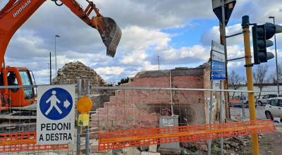 Una installazione in ferro al centro della rotatoria di Via Madonna dei martiri