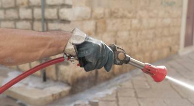 In corso gli interventi di sanificazione delle strade cittadine