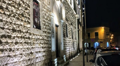 Illuminazione artistica posizionata a ridosso della facciata della Fabbrica d...