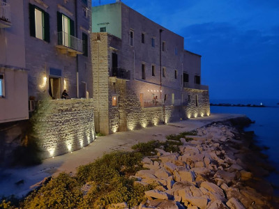 Il waterfront di Molfetta, a ridosso della Sala dei Templari, si illumina