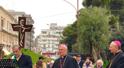 La Croce e l’ulivo: i simboli di don Tonino, il vescovo scomodo, nel cu...