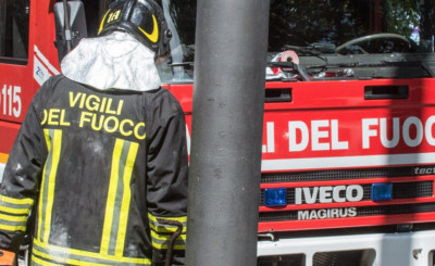 Anziana messa in salvo dall'abitazione in fiamme da un 25enne e dai suoi amic...