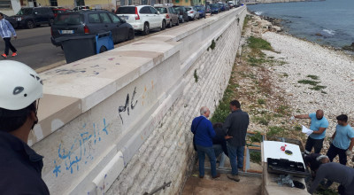 Accessibilità alle spiagge: operai al lavoro per posizionare le pedane