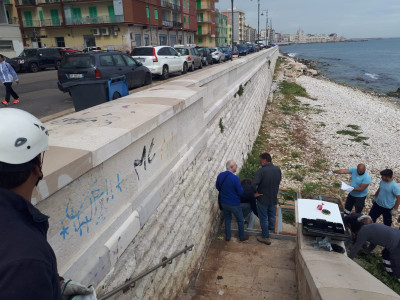 Accessibilità alle spiagge: operai al lavoro per posizionare le pedane