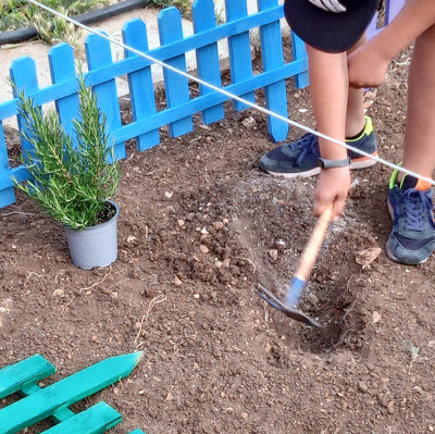 I bimbi riscoprono la vita di campagna con le volontarie del Servizio univers...