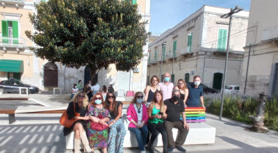 A Piazza Principe di Napoli la panchina arcobaleno