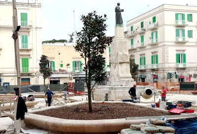 Piazza Cappuccini. Ad un passo dalla riapertura. Recinzione cantiere arretrat...