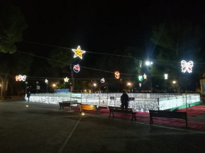 In villa la pista di pattinaggio sul ghiaccio e il Villaggio di Natale