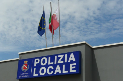 Erano positivi al Covid, ma aprivano la loro pizzeria. Denunciati dalla Poliz...