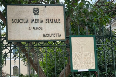 Scuola media Pascoli. Una speciale resina per le attività sportive nel...