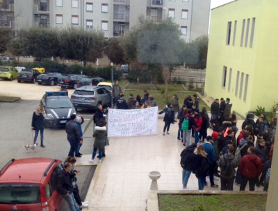 un momento della protesta degli studenti un momento della protesta degli studenti